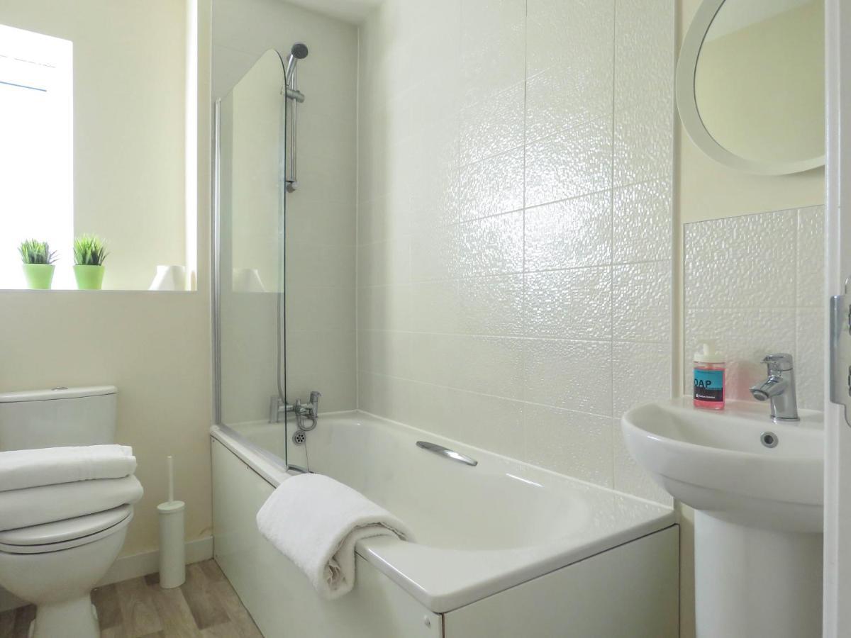 Tudors Esuites 4 Bedroom House Driveway & Garden Birmingham Esterno foto